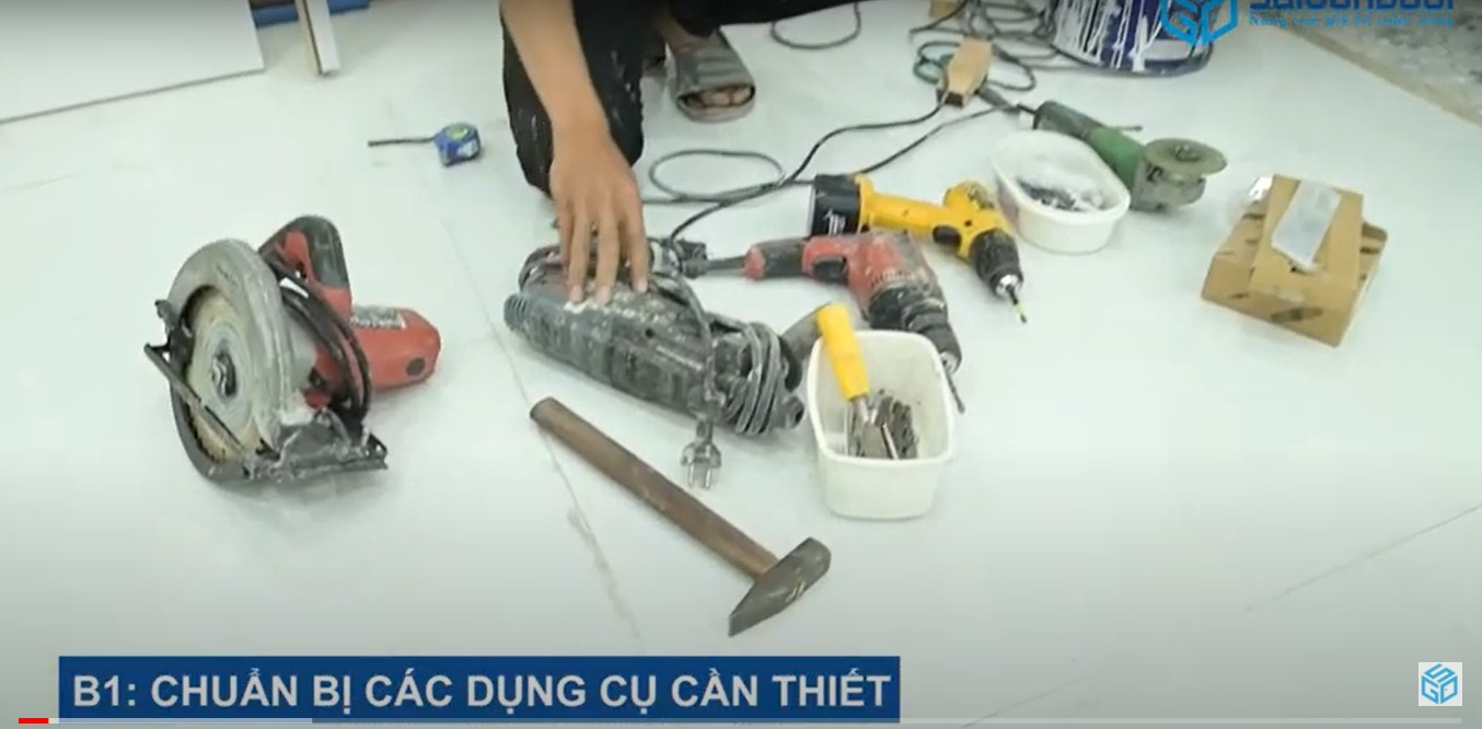 Chuẩn bị các dụng cụ để thi công lắp đặt cửa phòng tắm Báo giá cửa phòng tắm