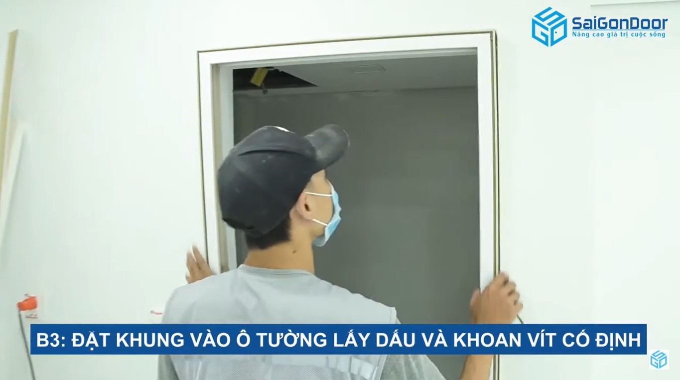 Đặt khung bao và ô chờ lấy dấu và khoan vít cố định Báo giá cửa phòng tắm