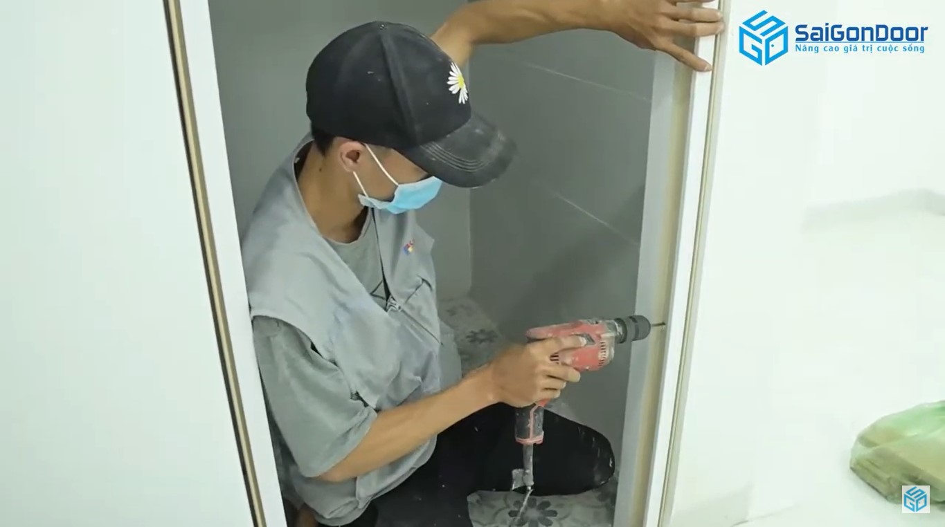 Khoan lấy dấu ô chờ Báo giá cửa phòng tắm
