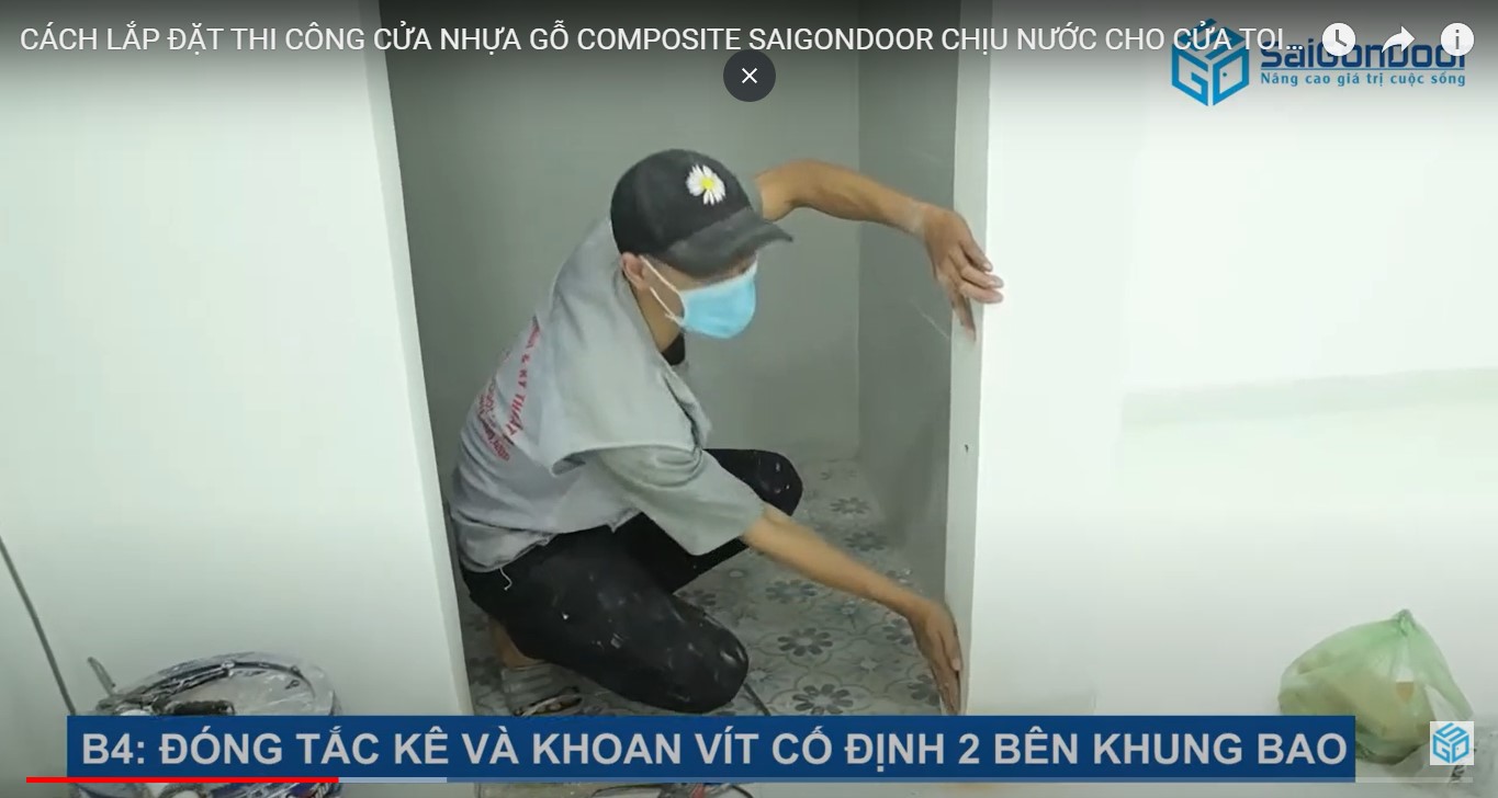 Đóng tắc kê và khoan vít cố định khung bao Báo giá cửa phòng tắm