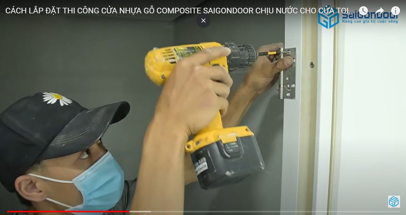 Khoan bắt bản lề vào khung bao Báo giá cửa phòng tắm