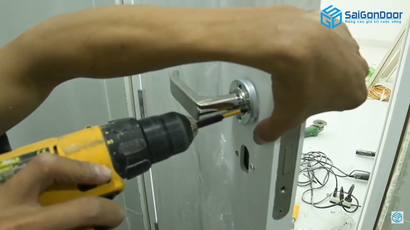 Lắp tay nắm, ổ khóa cửa Báo giá cửa phòng tắm