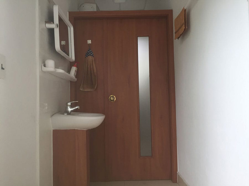 Mẫu cửa phòng tắm gỗ công nghiệp màu nâu đỏ fix kính cửa phòng tắm bằng gỗ