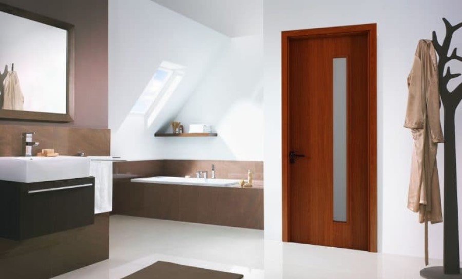 Mẫu cửa phòng tắm gỗ công nghiệp màu nâu đỏ fix kính mờ cửa phòng tắm bằng gỗ