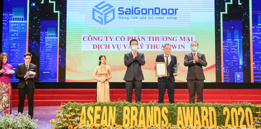 Công ty Saigondoor trong lễ vinh danh thương hiệu mạnh Asean năm 2020 cửa phòng tắm bằng gỗ