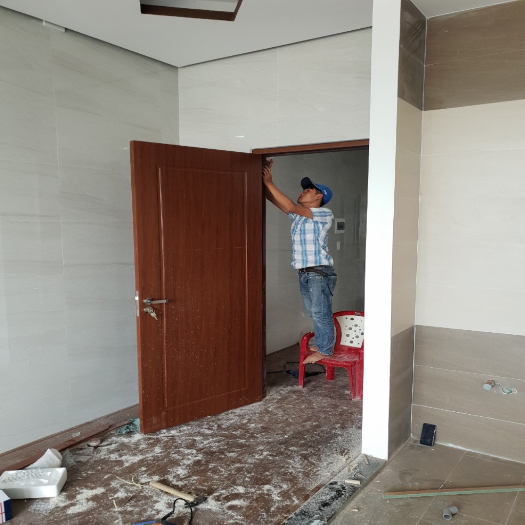 Hình ảnh công nhân Saigondoor đang thi công lắp đặt cửa phòng tắm bằng gỗ cửa phòng tắm là gì