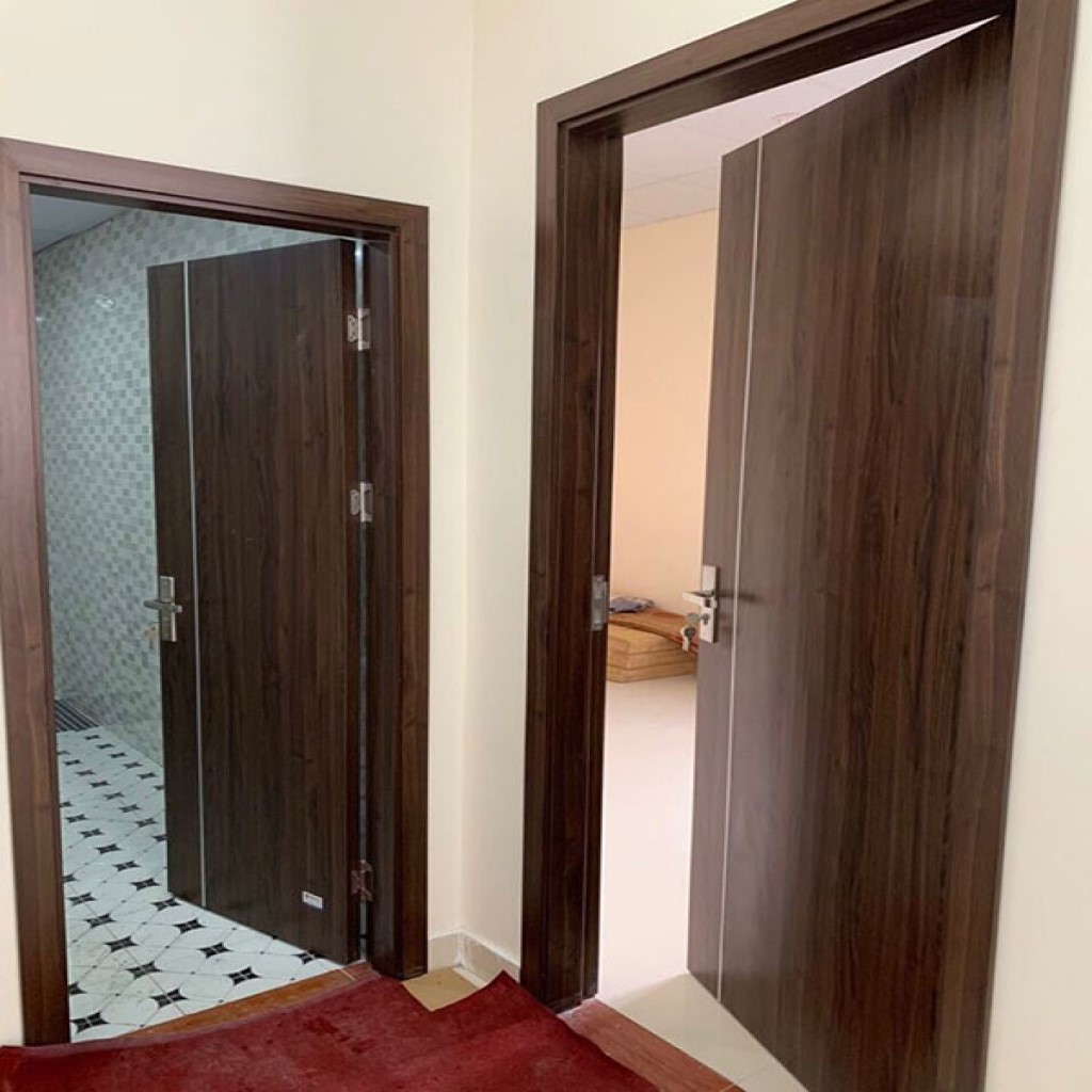 Mẫu cửa phòng tắm vân mun bề mặt trơn cửa phòng tắm là gì