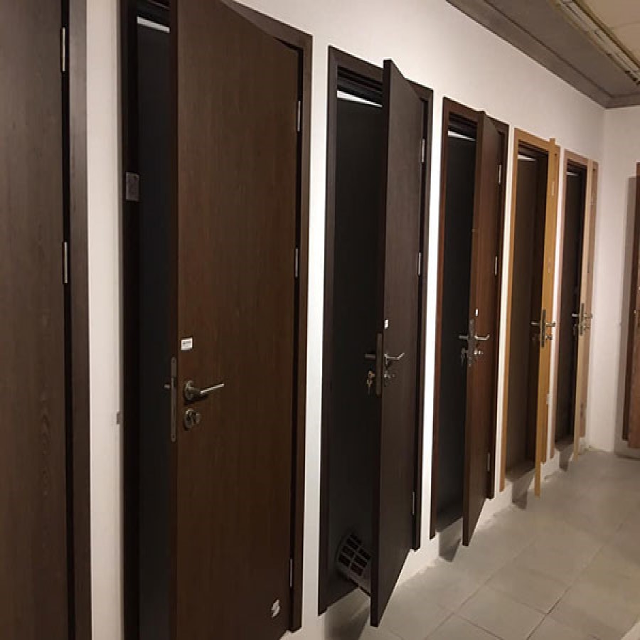 Công trình cửa nhựa giả gỗ phòng tắm công cộng tại Bình Dương cửa phòng tắm nhựa giả gỗ