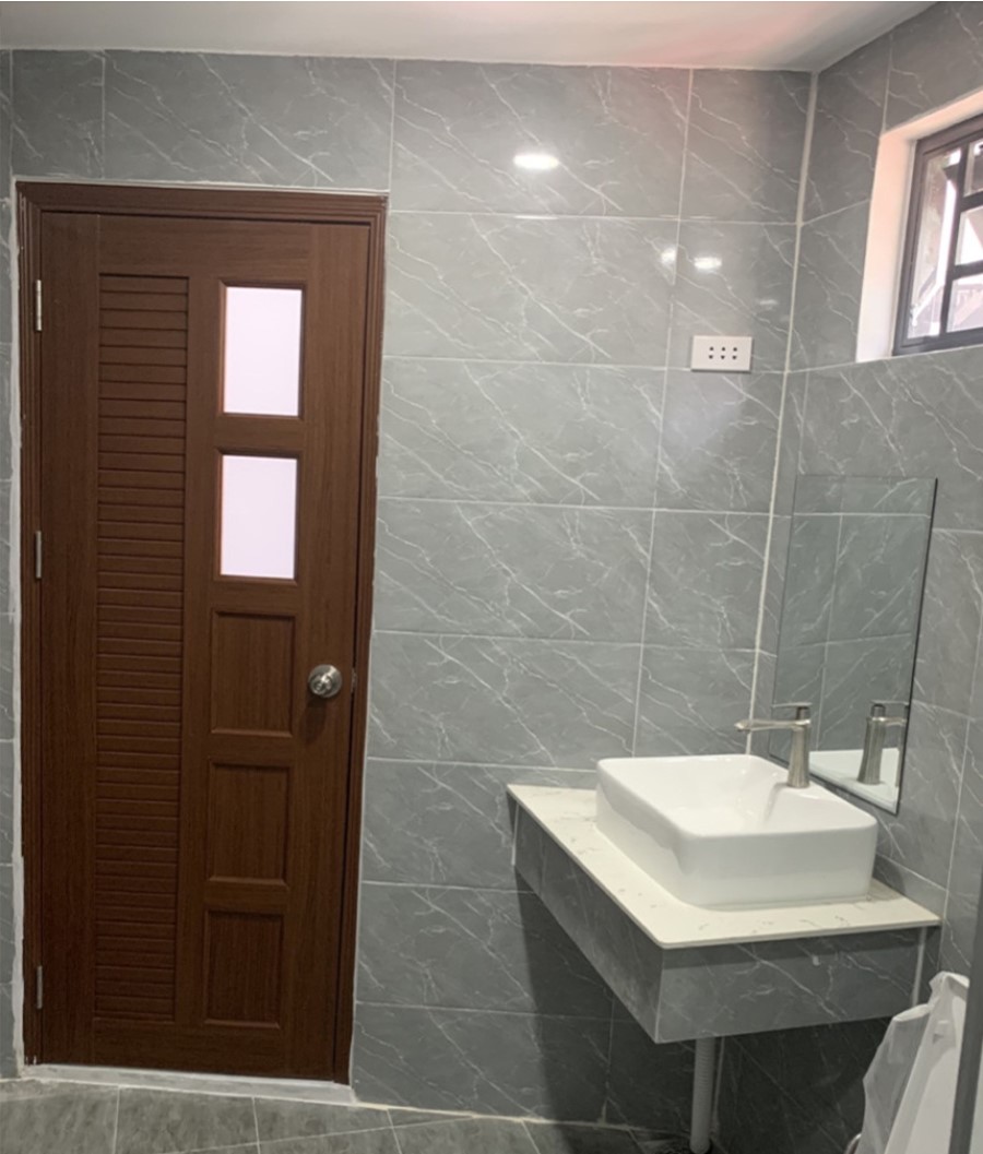 Mẫu cửa nhựa phòng tắm fix kính kết hợp pano đặc ưu điểm cửa phòng tắm bằng nhựa