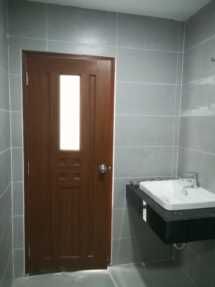 Cửa nhựa phòng tắm vân gỗ fix kính mờ ưu điểm cửa phòng tắm bằng nhựa