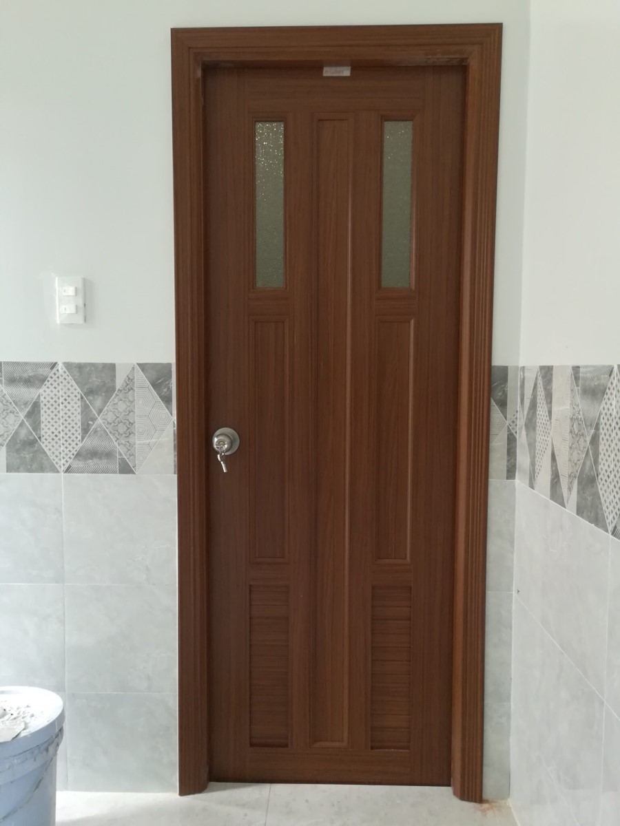 Mẫu cửa nhựa phòng tắm màu nâu đỏ fix kính ưu điểm cửa phòng tắm bằng nhựa