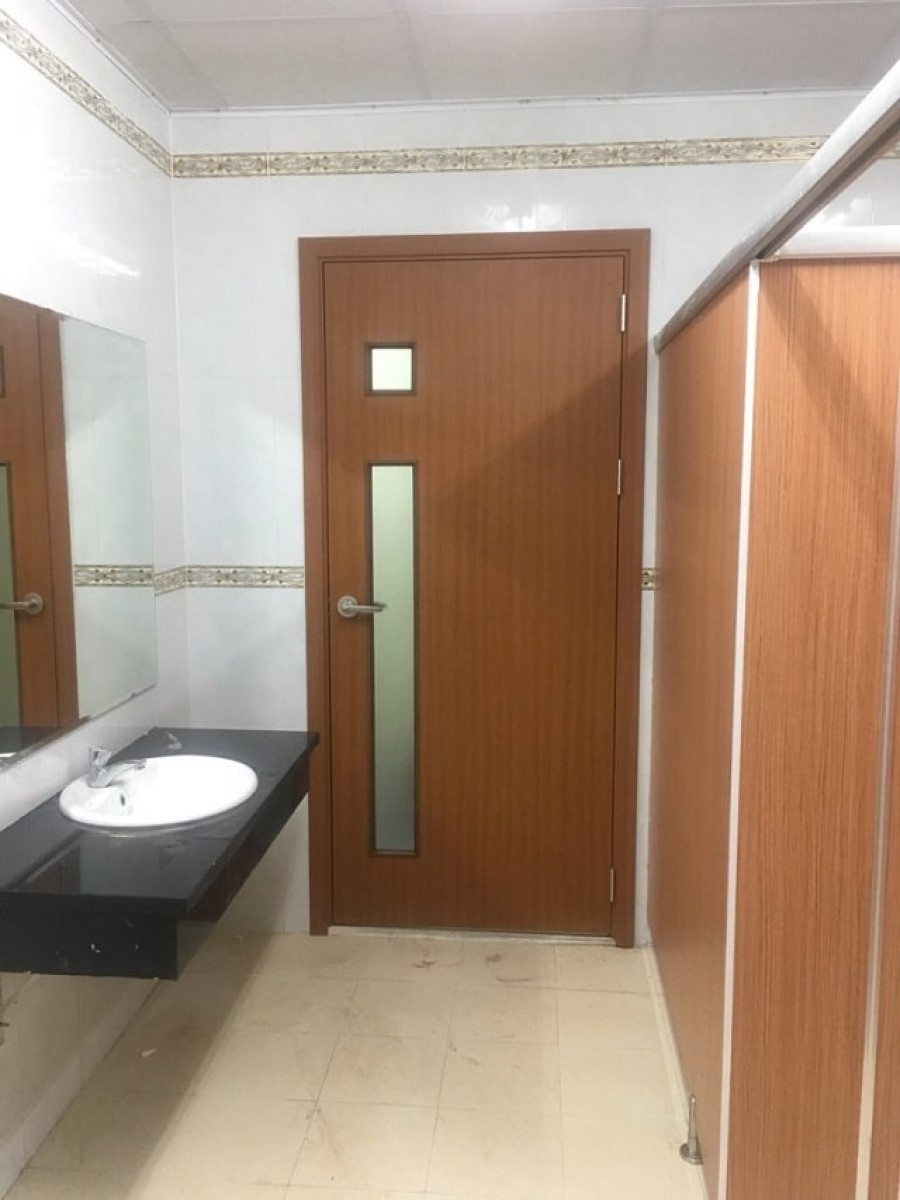 Mẫu cửa nhựa phòng tắm màu đỏ nâu nhạt fix kính ưu điểm cửa phòng tắm bằng nhựa