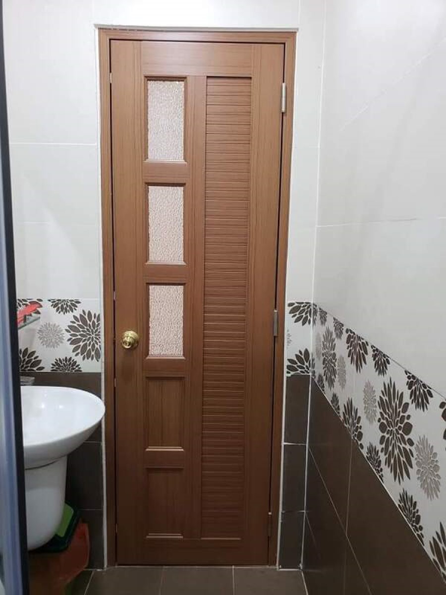 Mẫu cửa nhựa phòng tắm vân gỗ màu nâu đỏ fix kính mờ ưu điểm cửa phòng tắm bằng nhựa