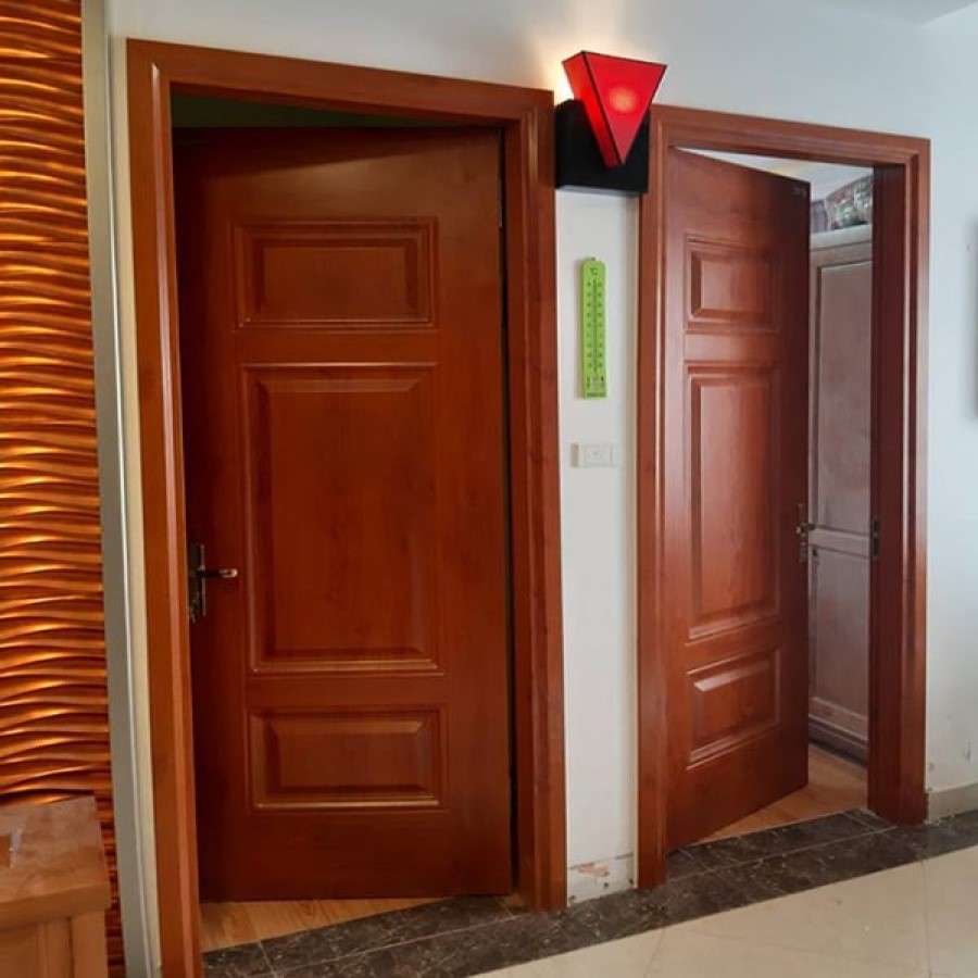 Mẫu cửa gỗ HDF phòng ngủ màu nâu đỏ cửa phòng ngủ hdf
