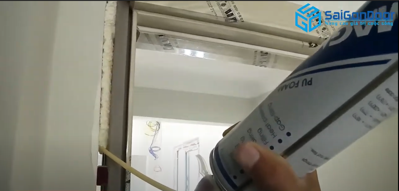 Bơm keo bọt một lượng vừa đủ Bơm keo bọt một lượng vừa đủ