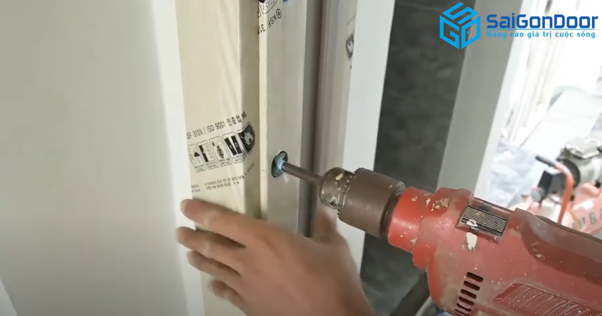 Kiểm tra và khoan vít cố định bản lề và nẹp còn lại Kiểm tra và khoan vít cố định bản lề và nẹp còn lại