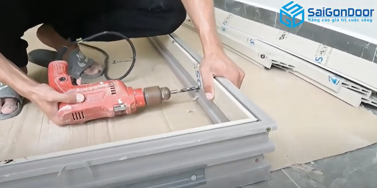 Xác định vị trí và tiến hành khoan vít khung bao Xác định vị trí và tiến hành khoan vít khung bao