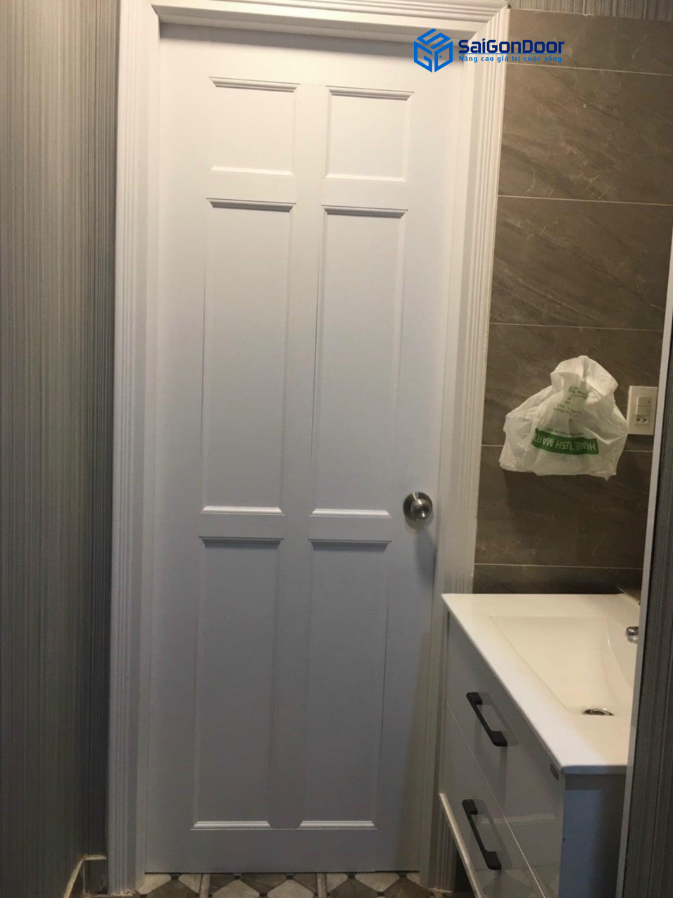 Mẫu cửa toilet thực tế 4 Mẫu cửa toilet thực tế 4