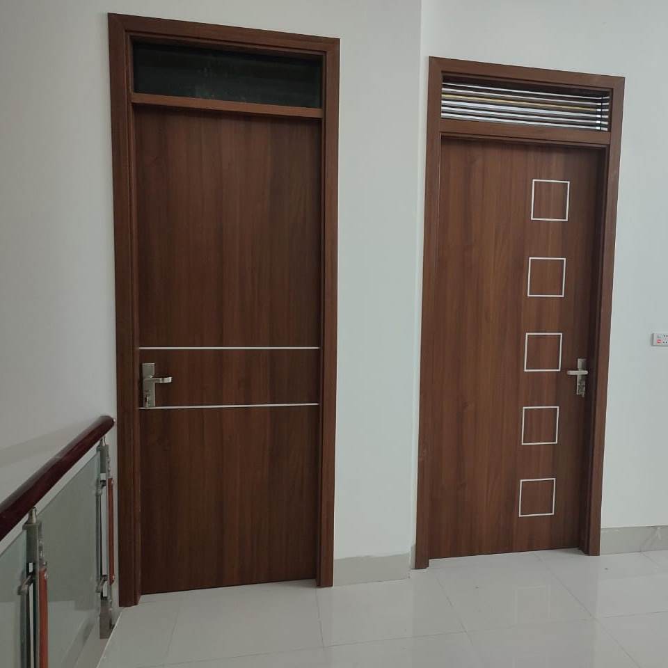 Cửa nhựa vân gỗ ô huỳnh