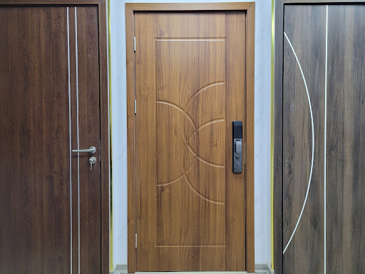 phân biệt cửa panel composite với composite ép tấm Cửa composite ép tấm có khả năng cách âm, cách nhiệt tốt