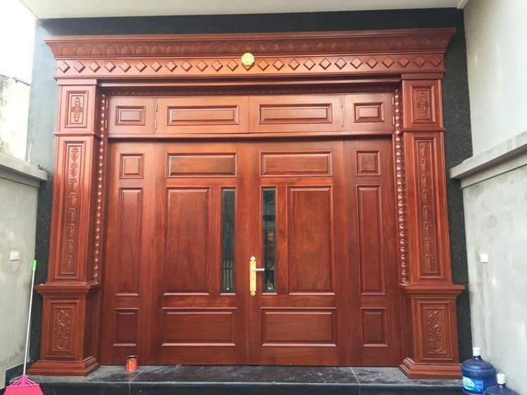 nên chọn cửa nhựa composite hay cửa gỗ tự nhiên Giá cửa gỗ tự nhiên cao hơn so với cửa nhựa