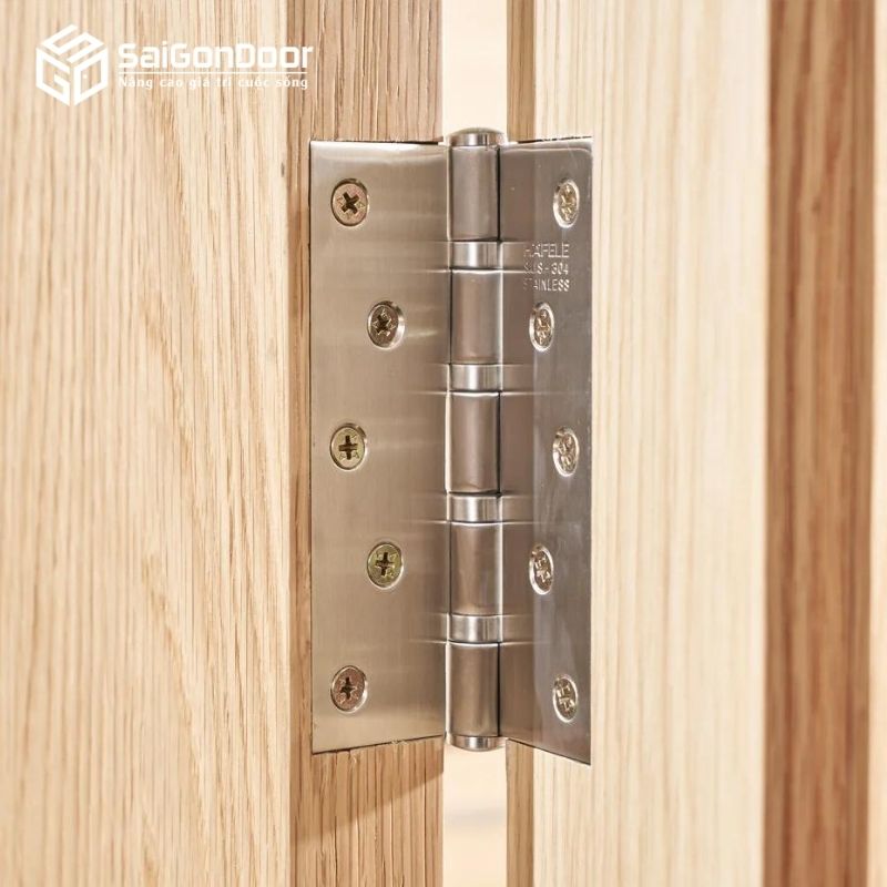 Phụ kiện bản lề đi kèm của nhựa giả gỗ 