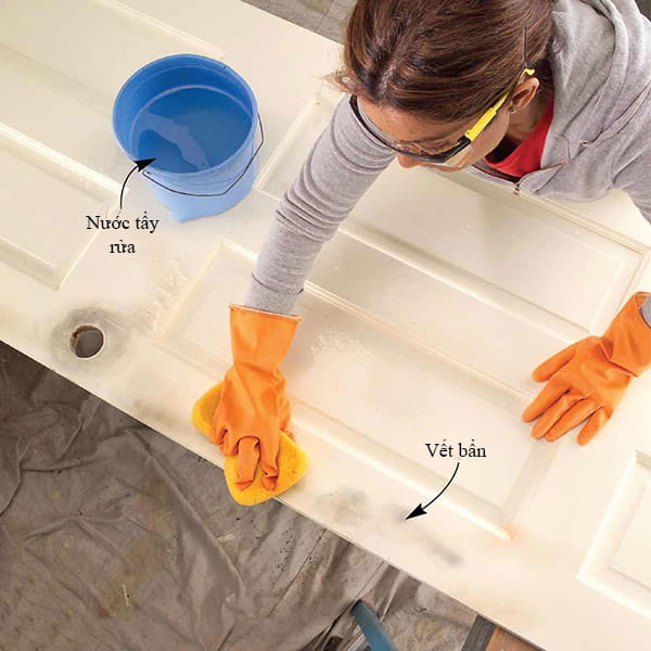 8 bí kíp tuyệt vời để sơn cửa đẹp như mới bạn cần biết 6 lau rua sach cua truoc khi son