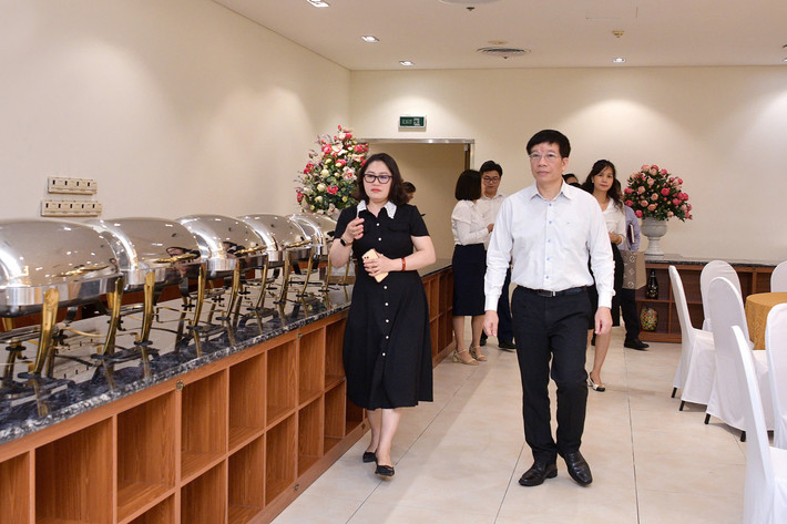 Phó Chủ nhiệm Văn phòng Quốc hội Phạm Đình Toản kiểm tra công tác phục vụ kỳ họp tại Nhà khách La Thành. Ảnh: Lâm Hiển