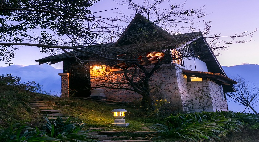 Bên ngoài biệt thự