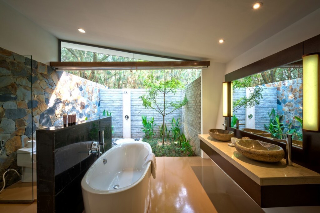 1528360168 bathroom2