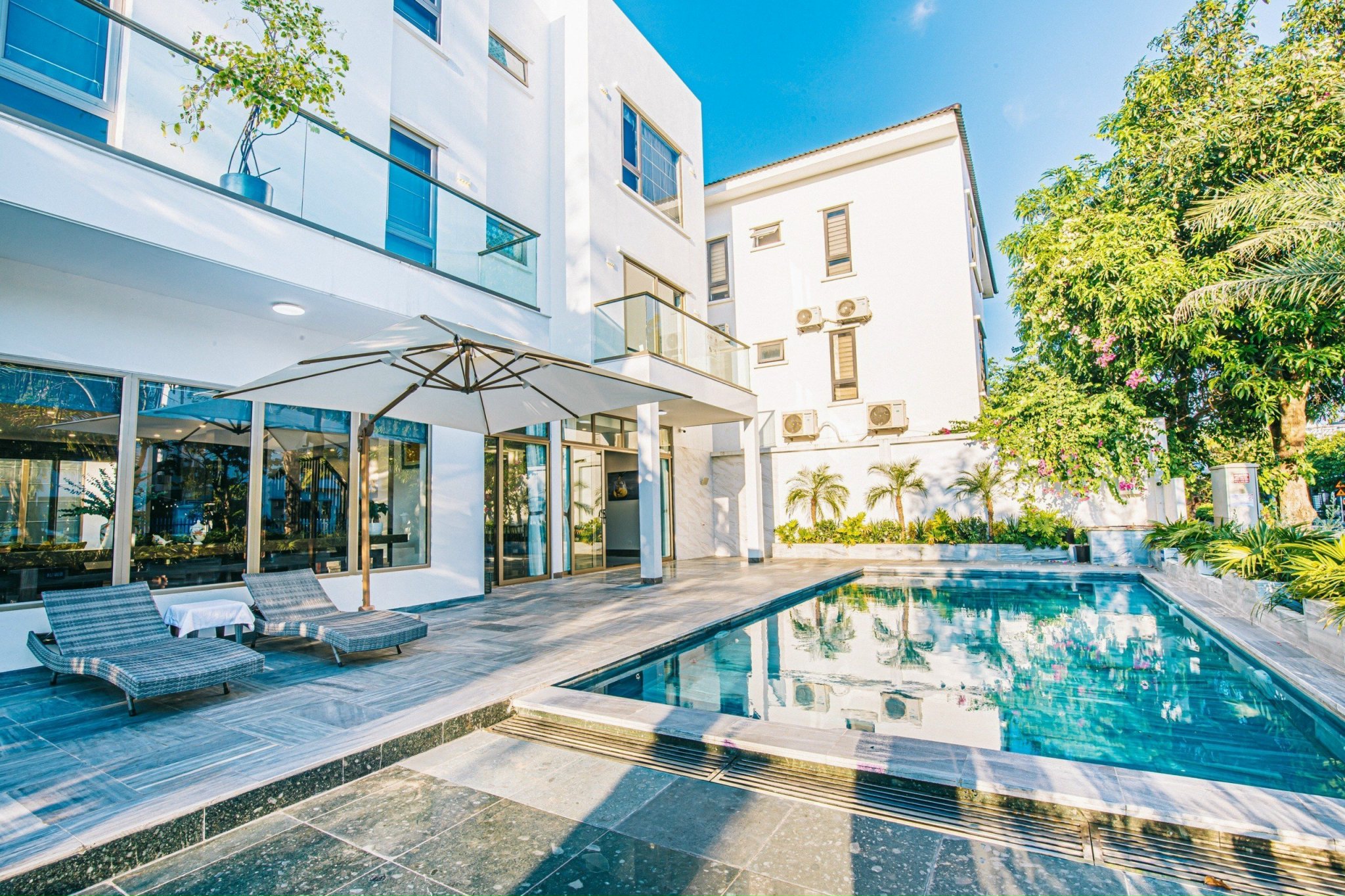Villa 8 Phòng Ngủ - Đẹp Mới Vận Hành