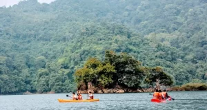 Kayaking in ba be national park 1