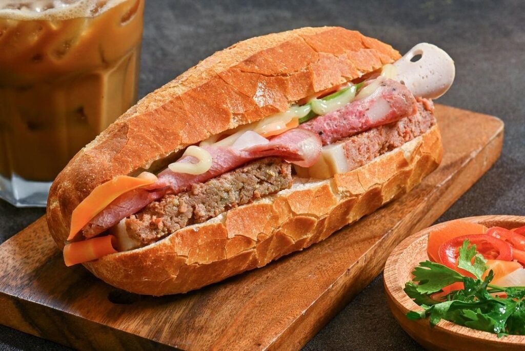 loat banh mi dat khach nhat sai gon co noi khach chi tram ngan de dat ship bang taxi 1