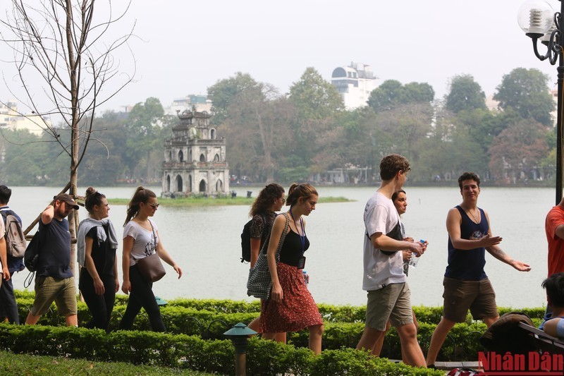 Spring and autumn are the golden seasons of Hanoi tourism