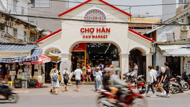 Best Da Nang Sightseeing Tours for First-Time Visitors 5 Han Market stalls – authentic experience on a Da Nang sightseeing tour