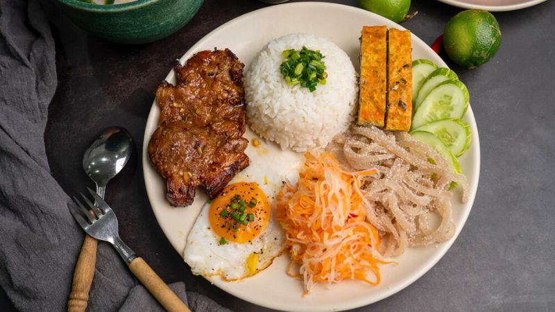 Com tam – a must-try classic in Ho Chi Minh street foods.