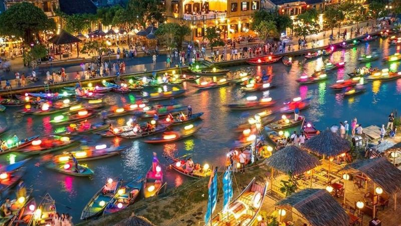 Hoi An tour nights glow under lantern lights