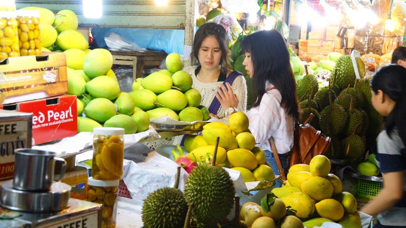 Street food districts show the range of best local food Ho Chi Minh, from Ben Thanh to hidden gems
