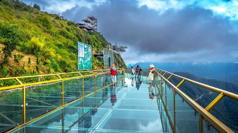 Things to do in Sapa: dare to walk the sky-high Rong May Glass Bridge