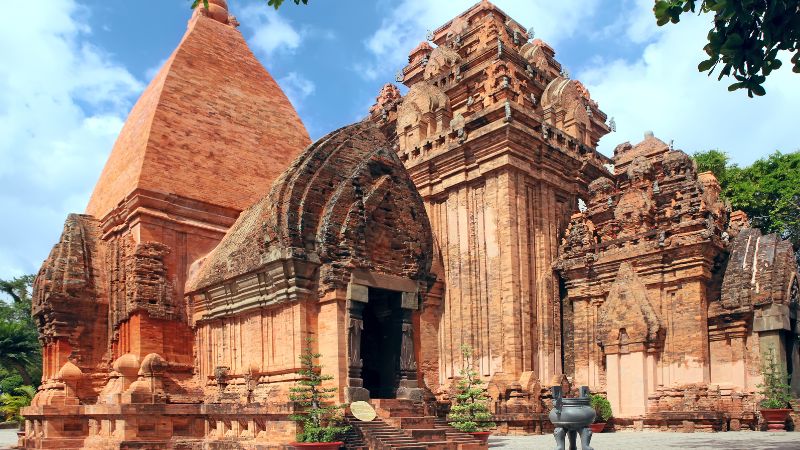 Nha Trang – a must-visit Vietnam travel destination 2025 for island hopping, beach resorts, and vibrant coastal life