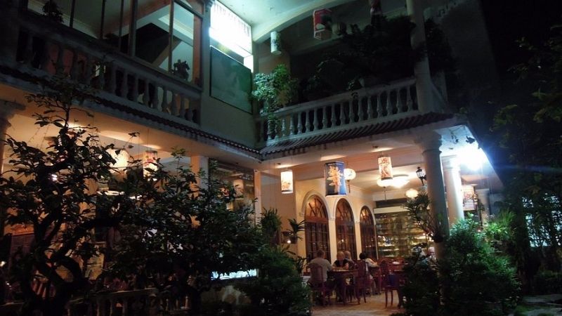 Best Restaurants in Hue Vietnam: A Flavorful Journey Through the Imperial City 4 Artistic Hue royal banquet with dishes like banh khoai and bun bo Hue in an antique setting