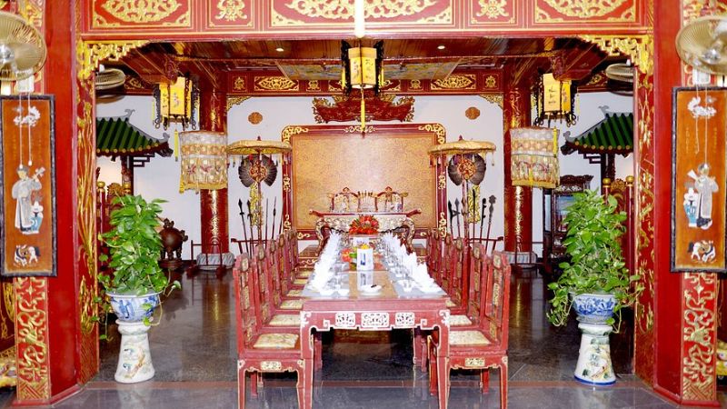Best Restaurants in Hue Vietnam: A Flavorful Journey Through the Imperial City 6 Guests in royal costumes enjoying authentic Hue cuisine with live traditional music – unique dining experience in Hue