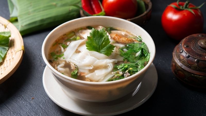 Vietnam tips for tourist – Traditional Vietnamese food like pho and banh mi that travelers must try