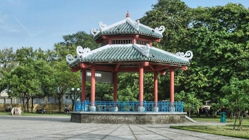 Where to Stay in Hue Vietnam: Best Neighborhoods for Every Traveler 2 Phu Hoi Ward in Hue City Center with guesthouses and nightlife – best area where to stay in Hue Vietnam.