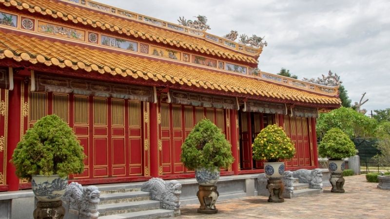 Where to Stay in Hue Vietnam: Best Neighborhoods for Every Traveler 5 Traditional houses and quiet streets around Hue Imperial Citadel – peaceful option where to stay in Hue Vietnam.