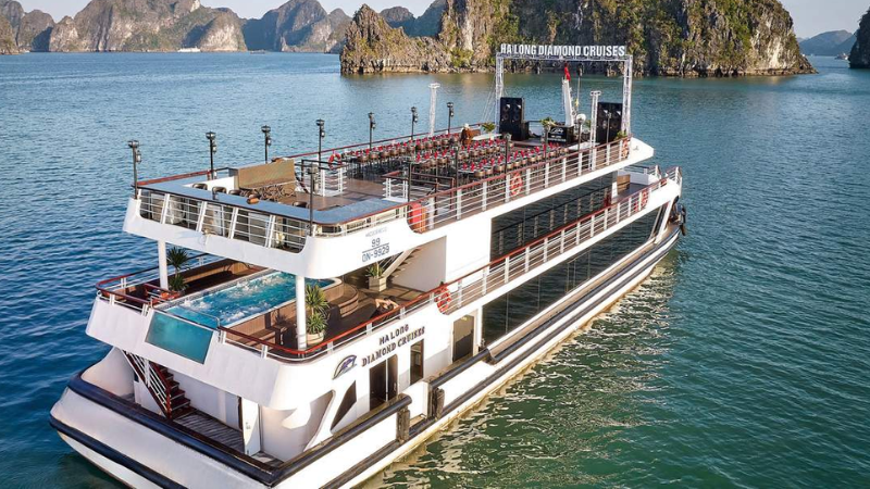 Ha Long Bay boat tours offer comfortable cabins, onboard dining, and unique experiences beyond sightseeing