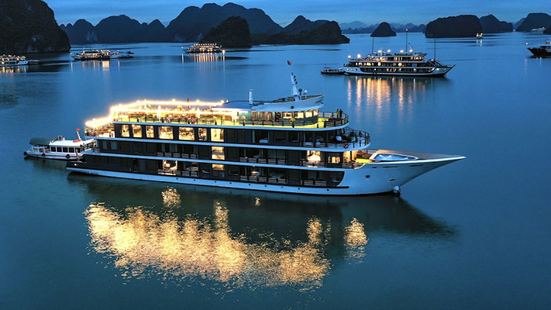Ha Long Bay boat tours with overnight cruises let travelers enjoy sunrise and sunset on the bay