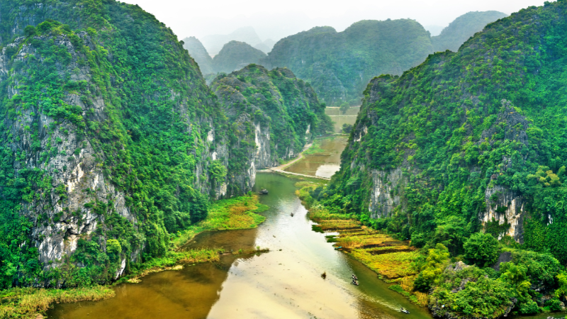 Boat ride through caves and rivers in Trang An on a Ninh Binh day trip