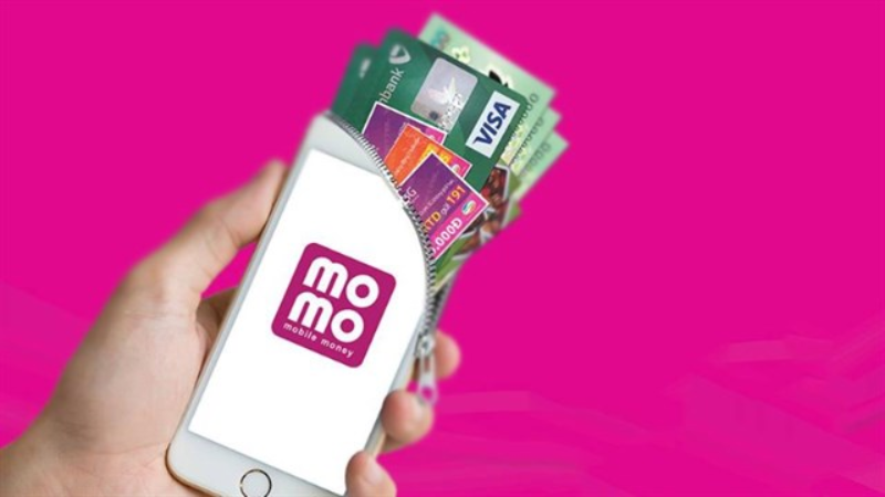 Checking prices with XE Currency and MoMo e-wallet while shopping in Ho Chi Minh City