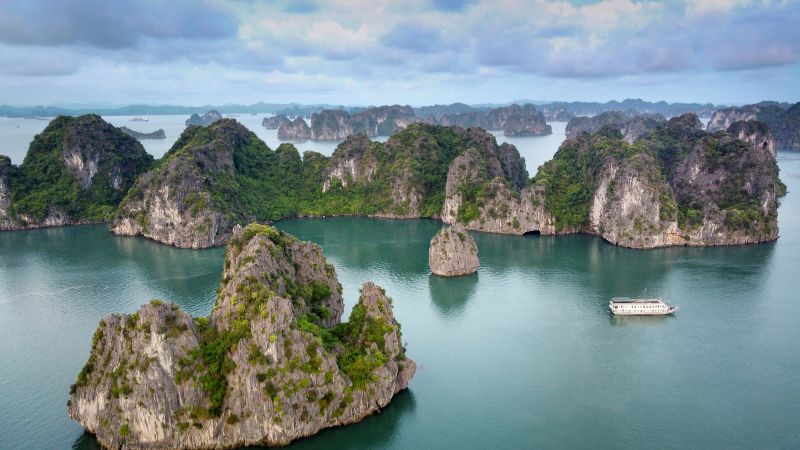 Ha Long Bay cruise with limestone karsts, a highlight of Vietnam Cambodia Laos Tour from Europe
